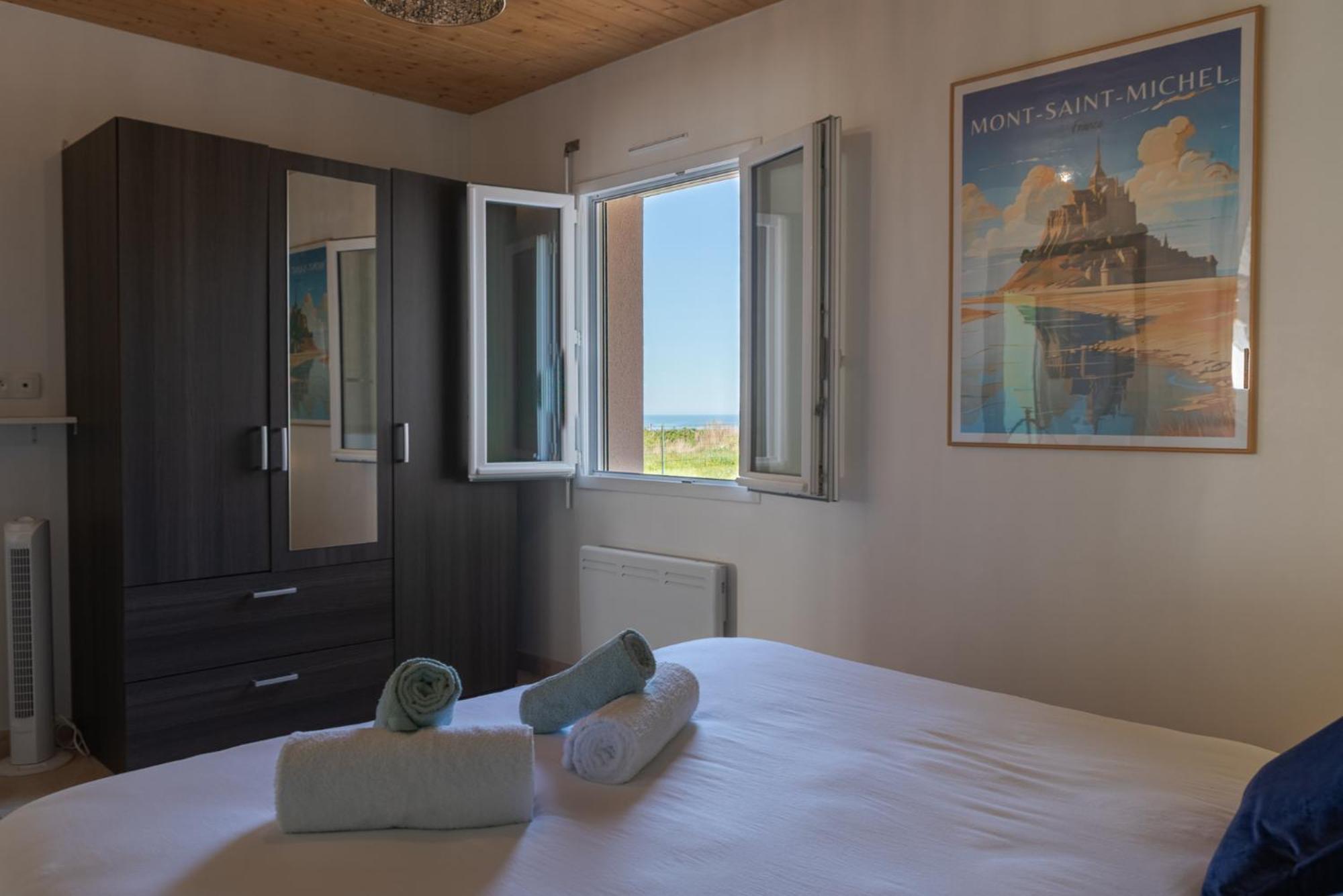 Vue Mt-st-michel, Elegance, Calme Et Baby-foot Bonzini *